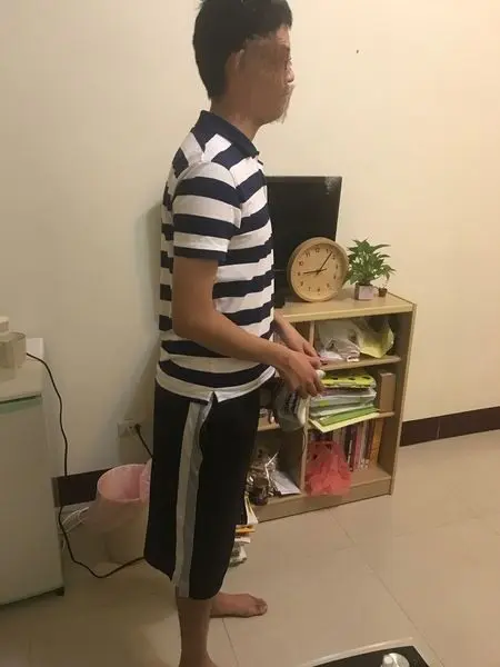 學員習慣性聳肩、夾肩膀的姿勢