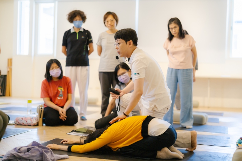 體感連結工坊的「蔡銘禮」老師在動作教學